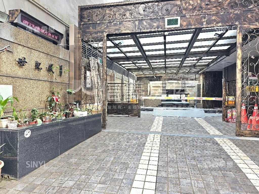 世紀風華車位已更新房屋室內格局與周邊環境