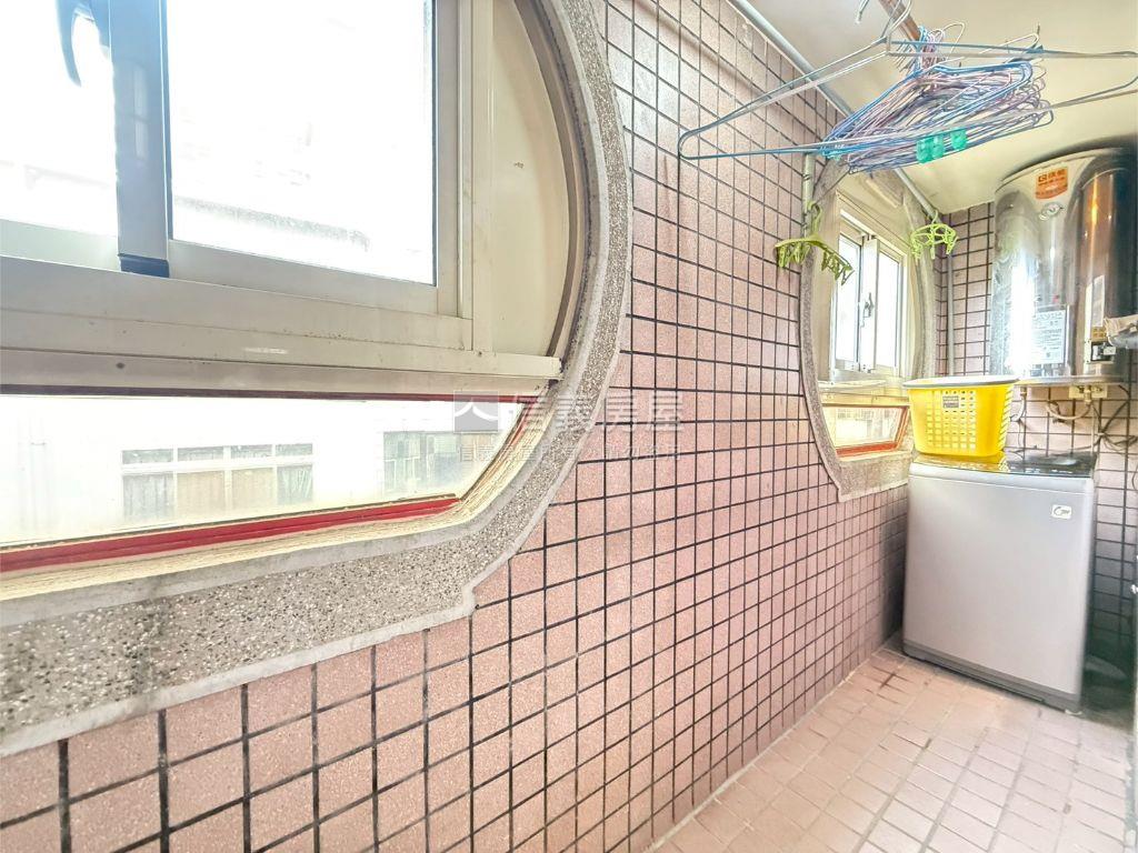 近文華高中捷運三房車位房屋室內格局與周邊環境