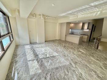 公園旁屋齡新美透天＃２