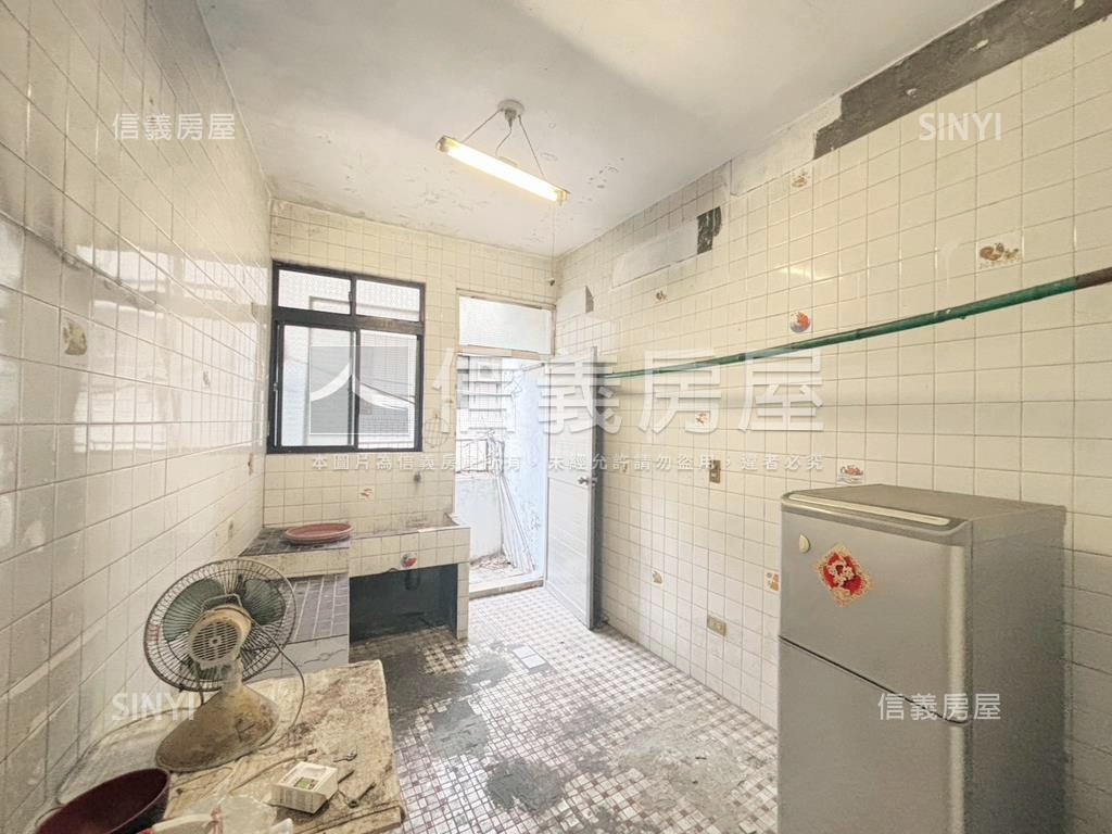 中山北路一段稀有店面透天房屋室內格局與周邊環境