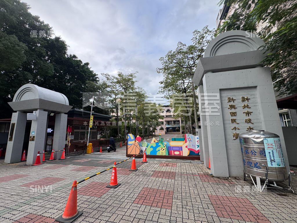 新民學府五套收租金鑽宅房屋室內格局與周邊環境