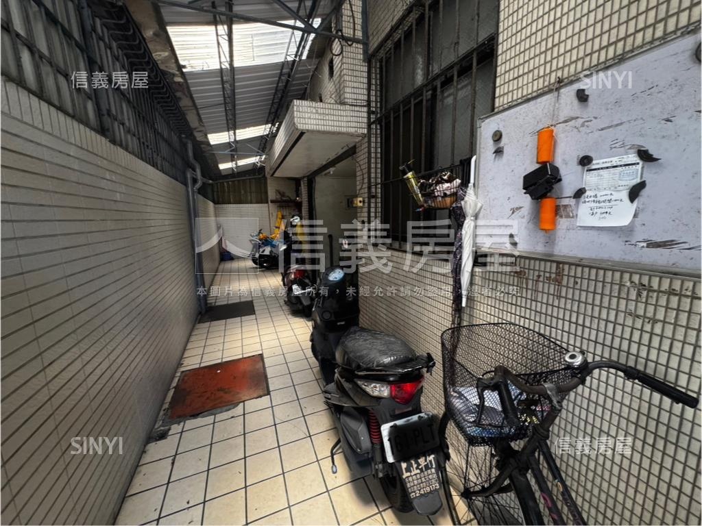 走出家門對面輕軌站大四房房屋室內格局與周邊環境