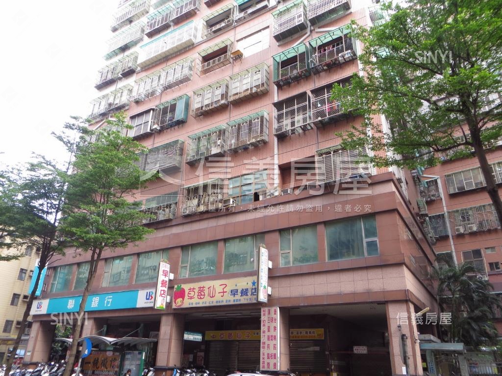 冠軍１２３挑高空間房屋室內格局與周邊環境