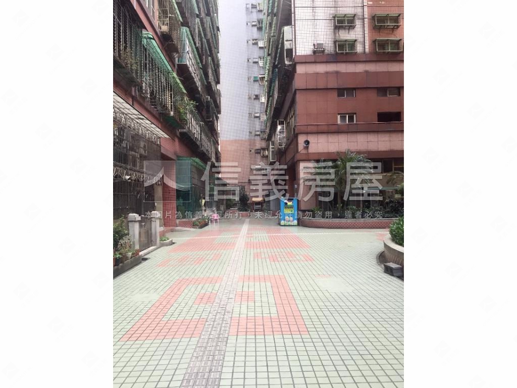 冠軍１２３挑高空間房屋室內格局與周邊環境
