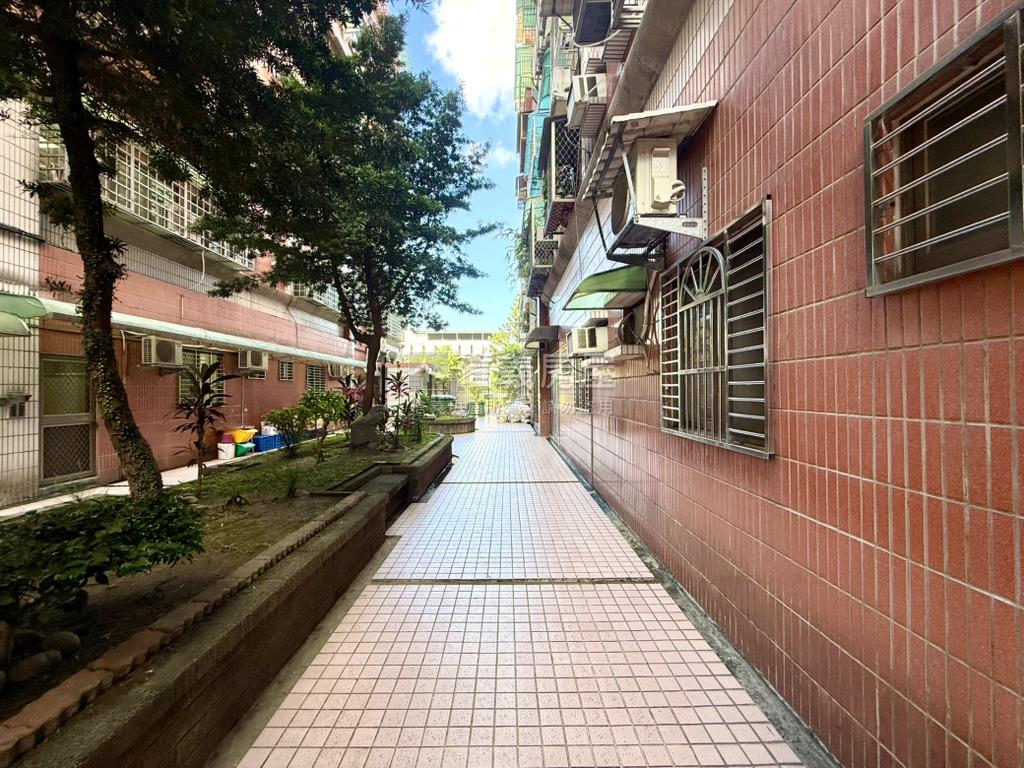 土城低總美妝方正機能三房房屋室內格局與周邊環境
