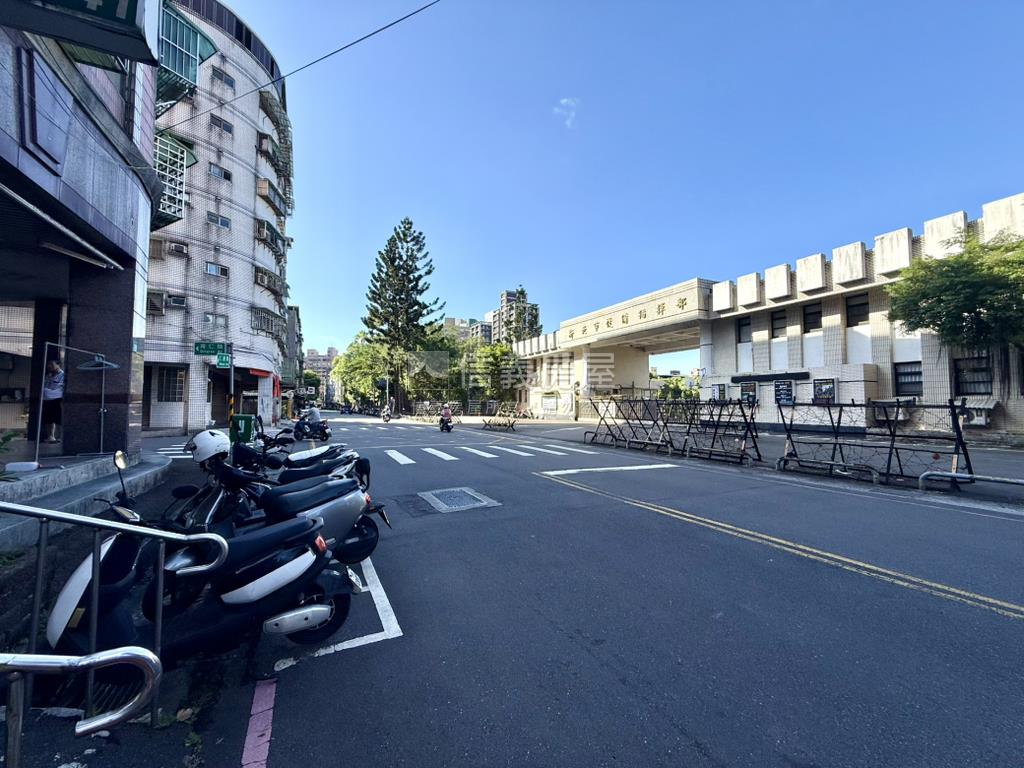 土城低總美妝方正機能三房房屋室內格局與周邊環境