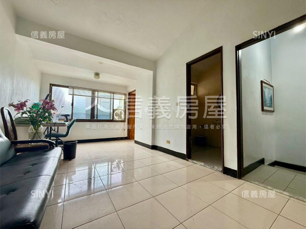 台北小城開闊車庫透天房屋室內格局與周邊環境