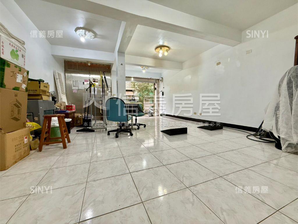 台北小城開闊車庫透天房屋室內格局與周邊環境