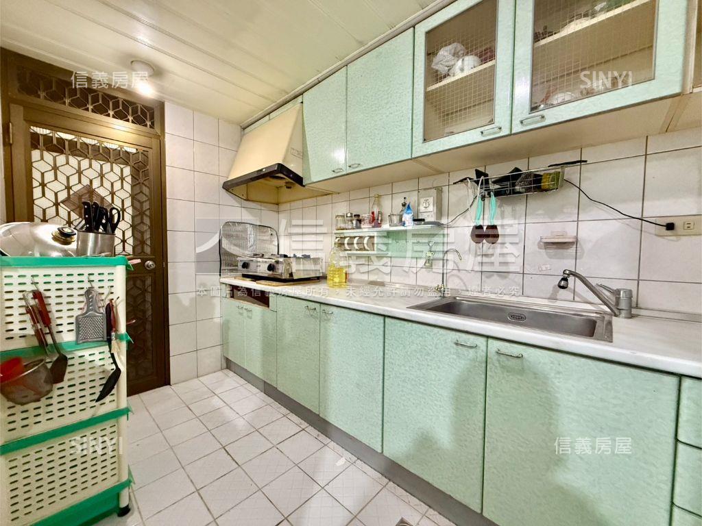 台北小城開闊車庫透天房屋室內格局與周邊環境