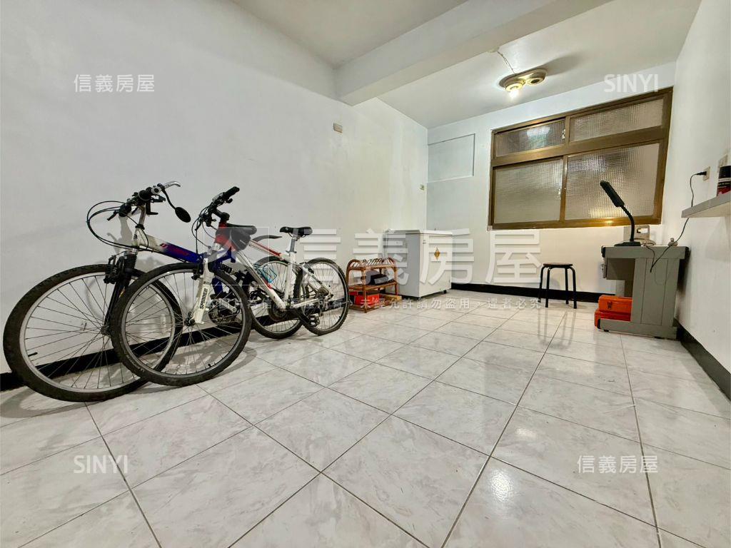 台北小城開闊車庫透天房屋室內格局與周邊環境