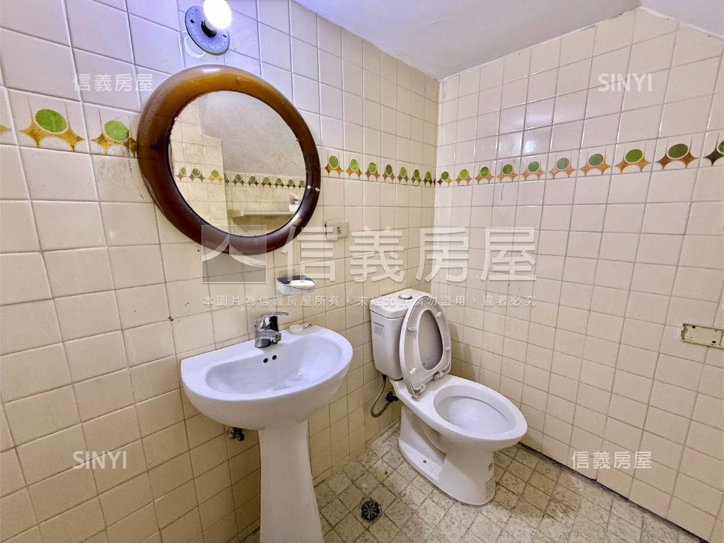 台北小城開闊車庫透天房屋室內格局與周邊環境