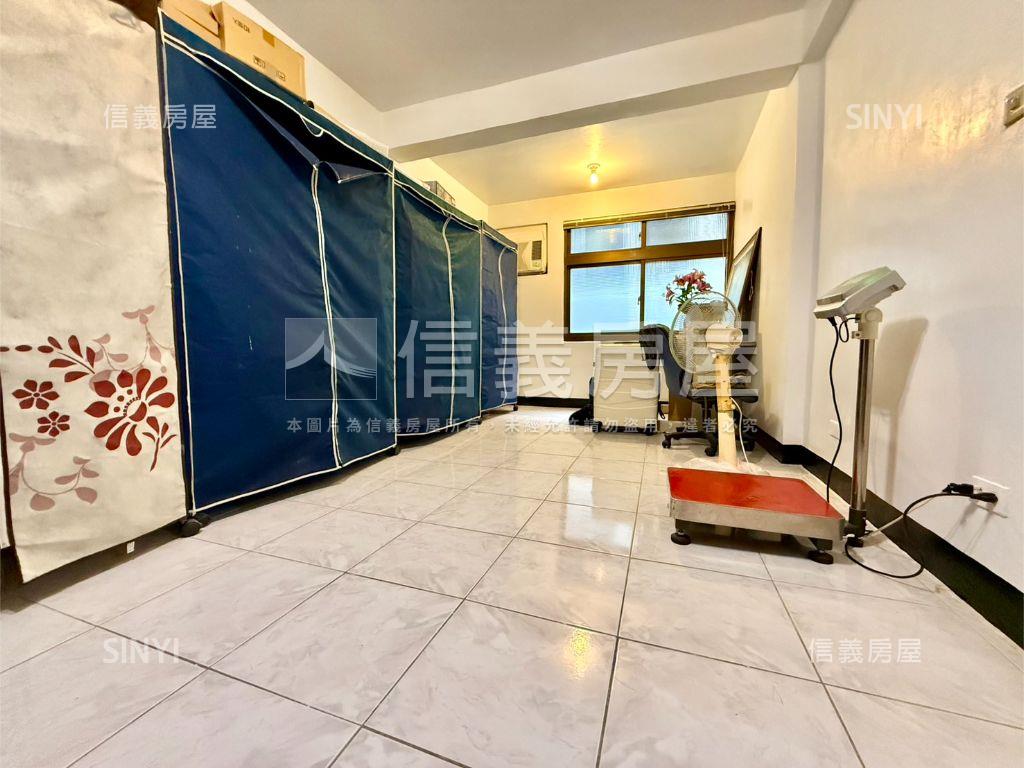 台北小城開闊車庫透天房屋室內格局與周邊環境