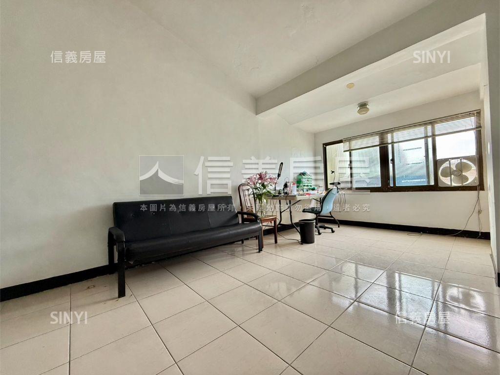 台北小城開闊車庫透天房屋室內格局與周邊環境