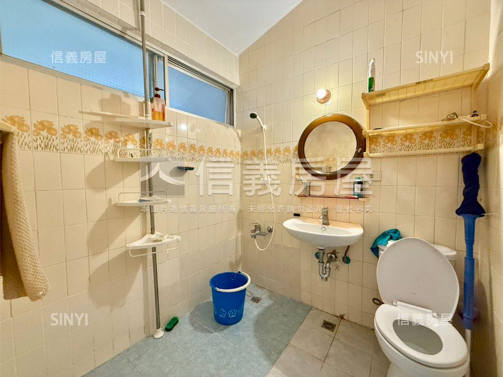 台北小城開闊車庫透天房屋室內格局與周邊環境