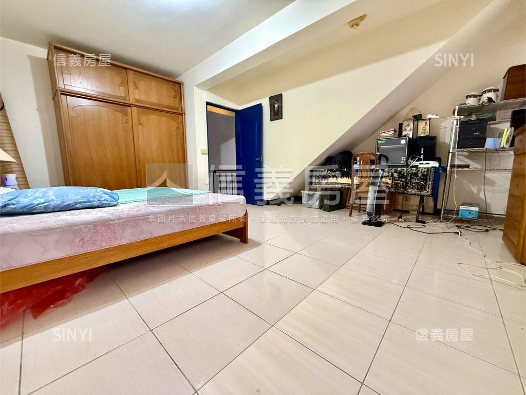 台北小城開闊車庫透天房屋室內格局與周邊環境