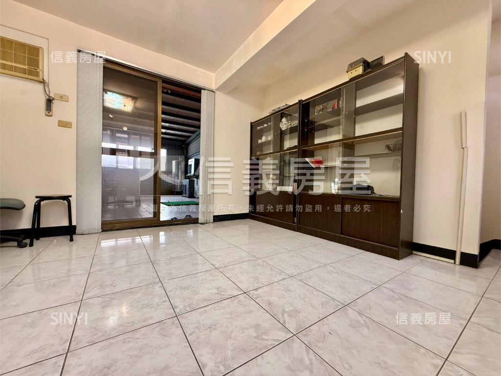 台北小城開闊車庫透天房屋室內格局與周邊環境