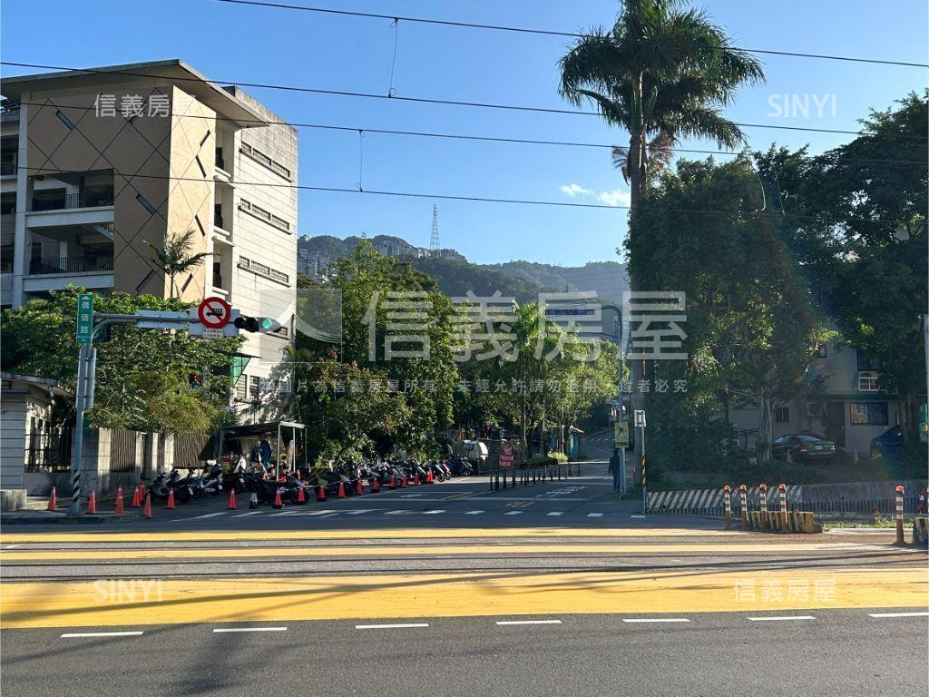 台北小城開闊車庫透天房屋室內格局與周邊環境