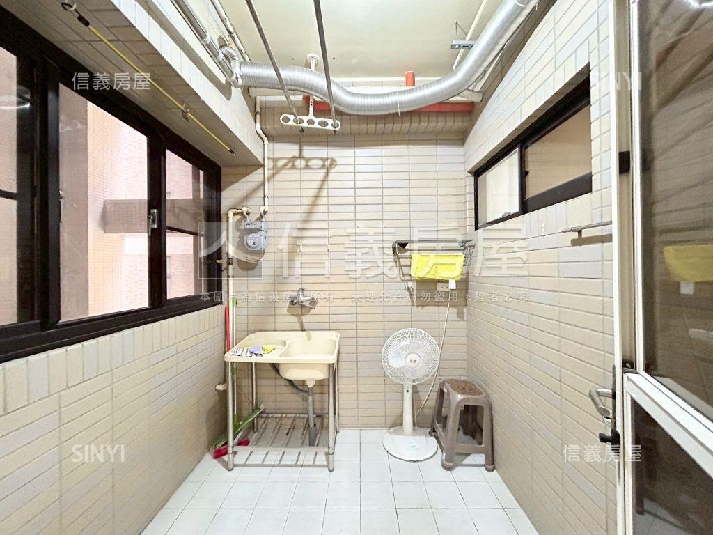 丹麥角間明亮大空間雙車位房屋室內格局與周邊環境