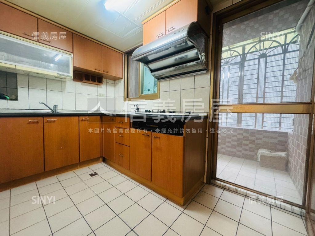 圓富寬敞四房車位房屋室內格局與周邊環境