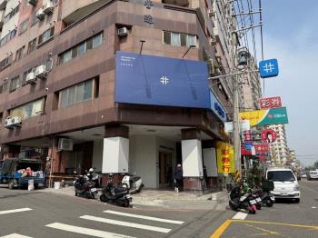 馬年。知名連鎖三角窗店面