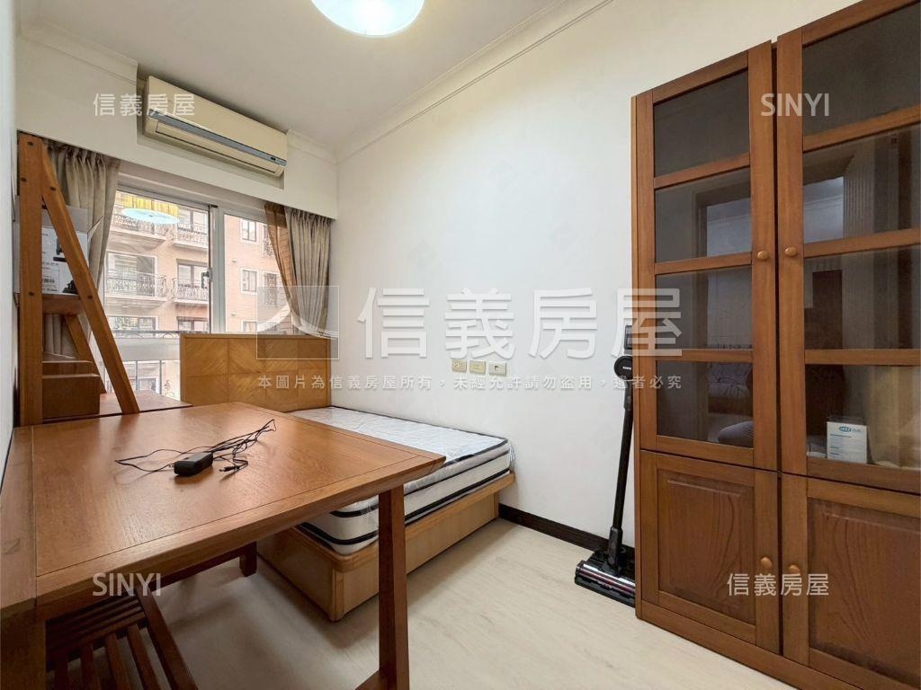 凡登精美四房車位房屋室內格局與周邊環境