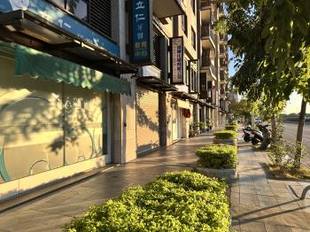 知名甜點店旁店面