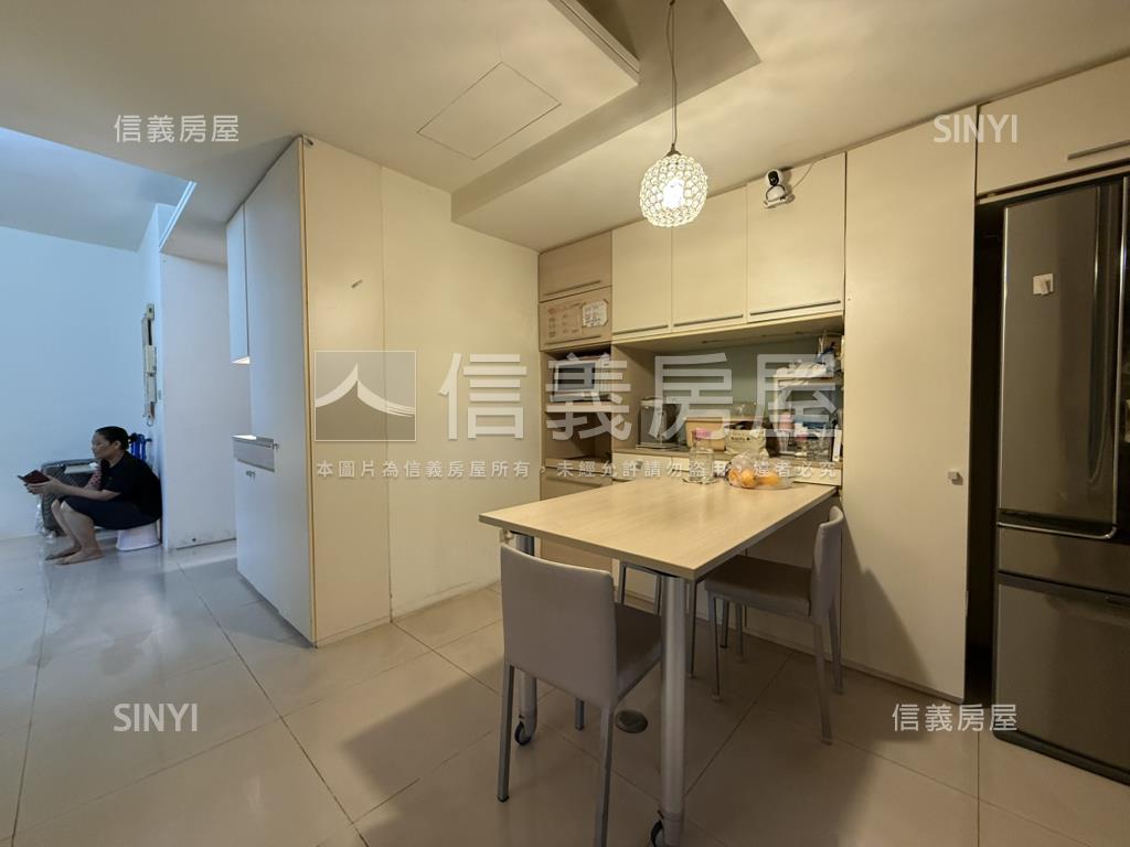 榮富首購美２房房屋室內格局與周邊環境