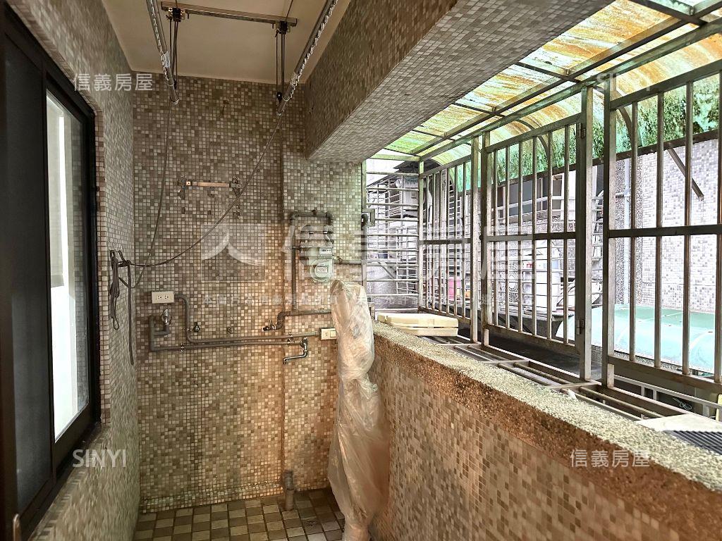 信義大街方正３房車位房屋室內格局與周邊環境