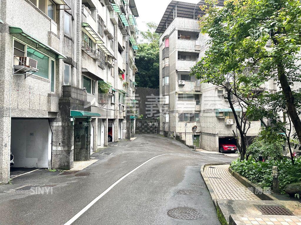信義大街方正３房車位房屋室內格局與周邊環境