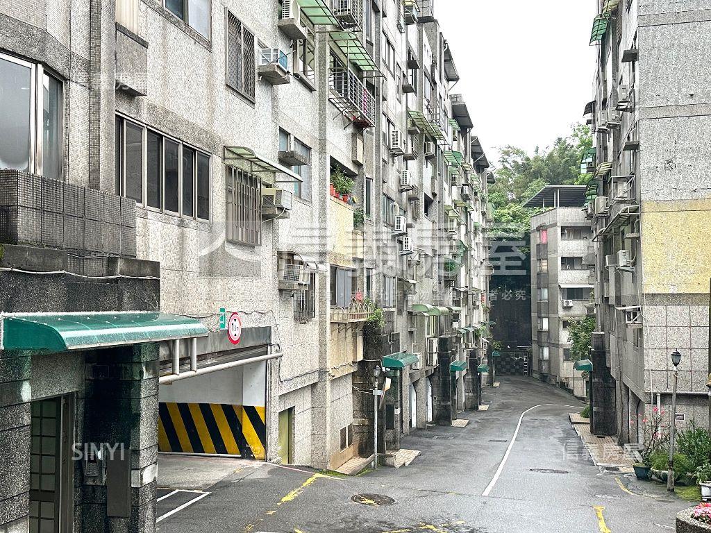 信義大街方正３房車位房屋室內格局與周邊環境
