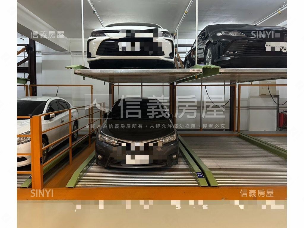 高雄站前熱鬧金店面房屋室內格局與周邊環境