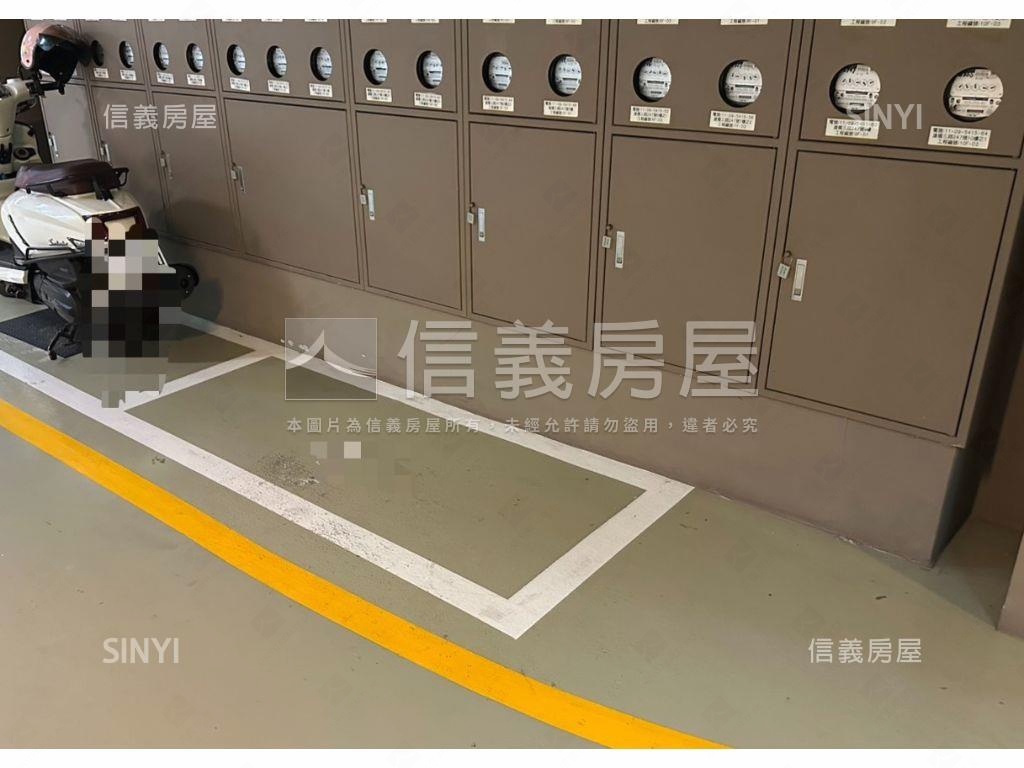 高雄站前熱鬧金店面房屋室內格局與周邊環境