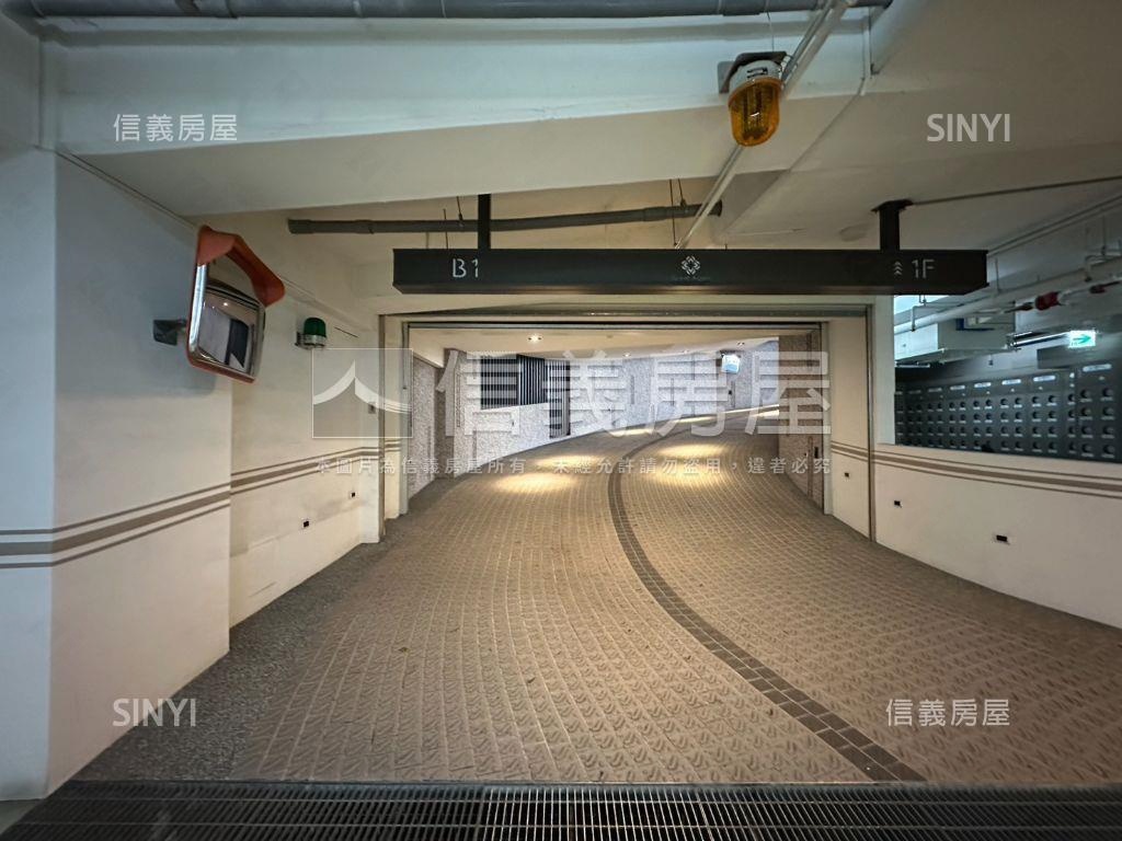 高雄站前熱鬧金店面房屋室內格局與周邊環境