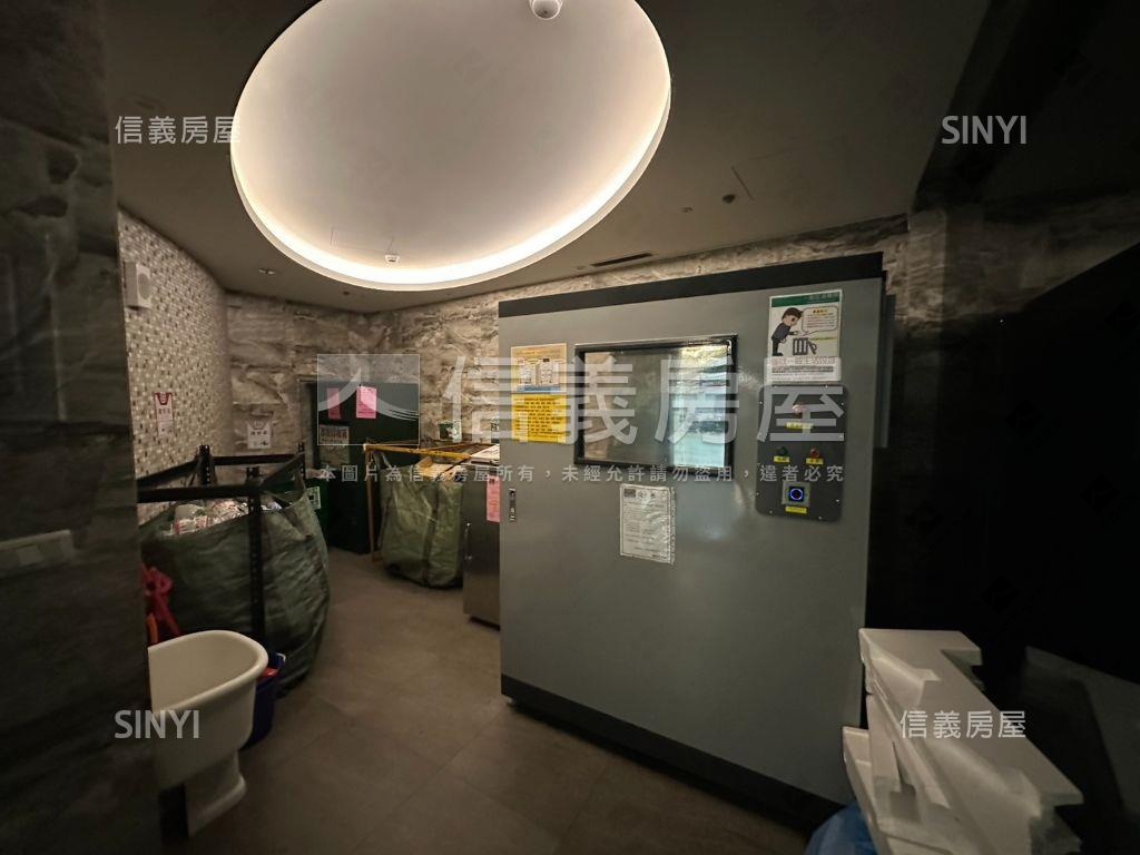 高雄站前熱鬧金店面房屋室內格局與周邊環境