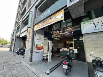高雄站前熱鬧金店面