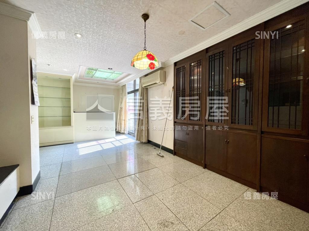 國美特區角間店面房屋室內格局與周邊環境