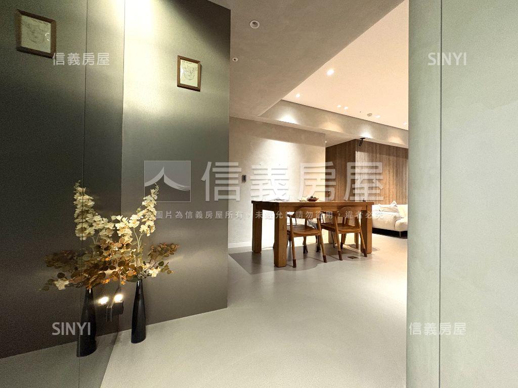 Ａ３雙捷日健頂裝４房車位房屋室內格局與周邊環境