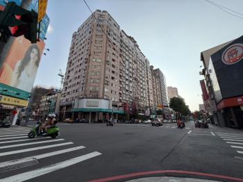 正公益路朝南收租店面