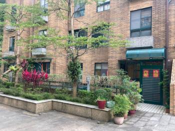 青山鎮在美麗湖畔