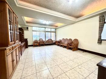 文化路透天店面