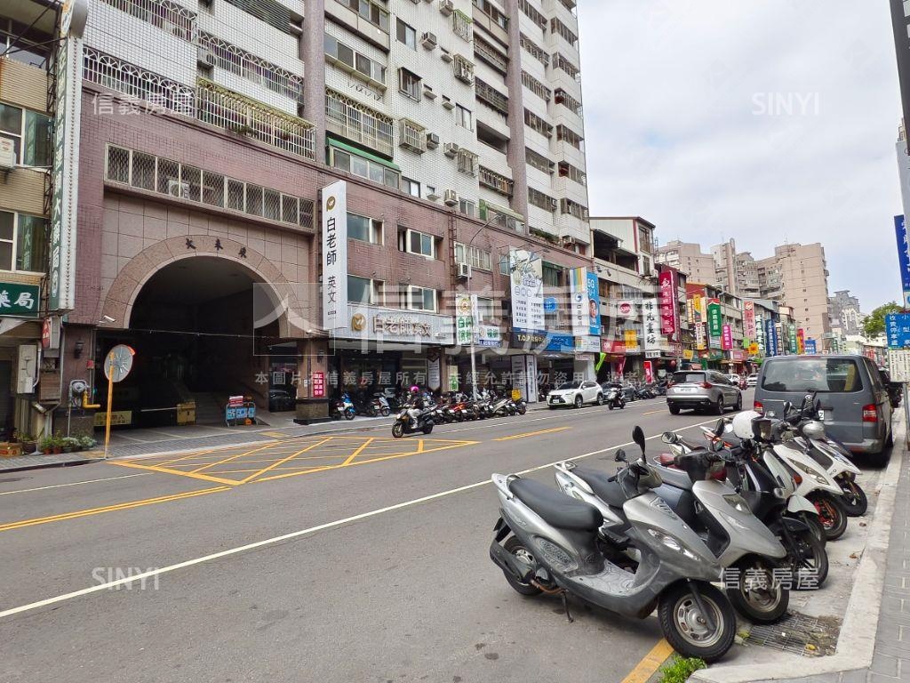 正黎明路燙金店面房屋室內格局與周邊環境