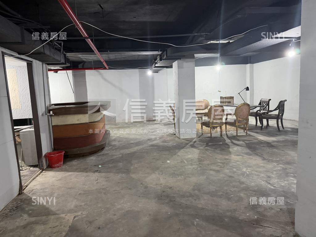 民生社區稀有百坪地下店面房屋室內格局與周邊環境