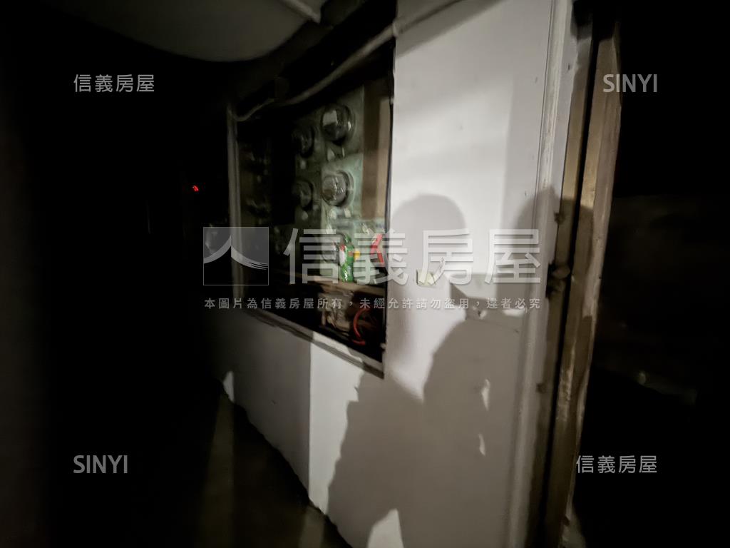 民生社區稀有百坪地下店面房屋室內格局與周邊環境