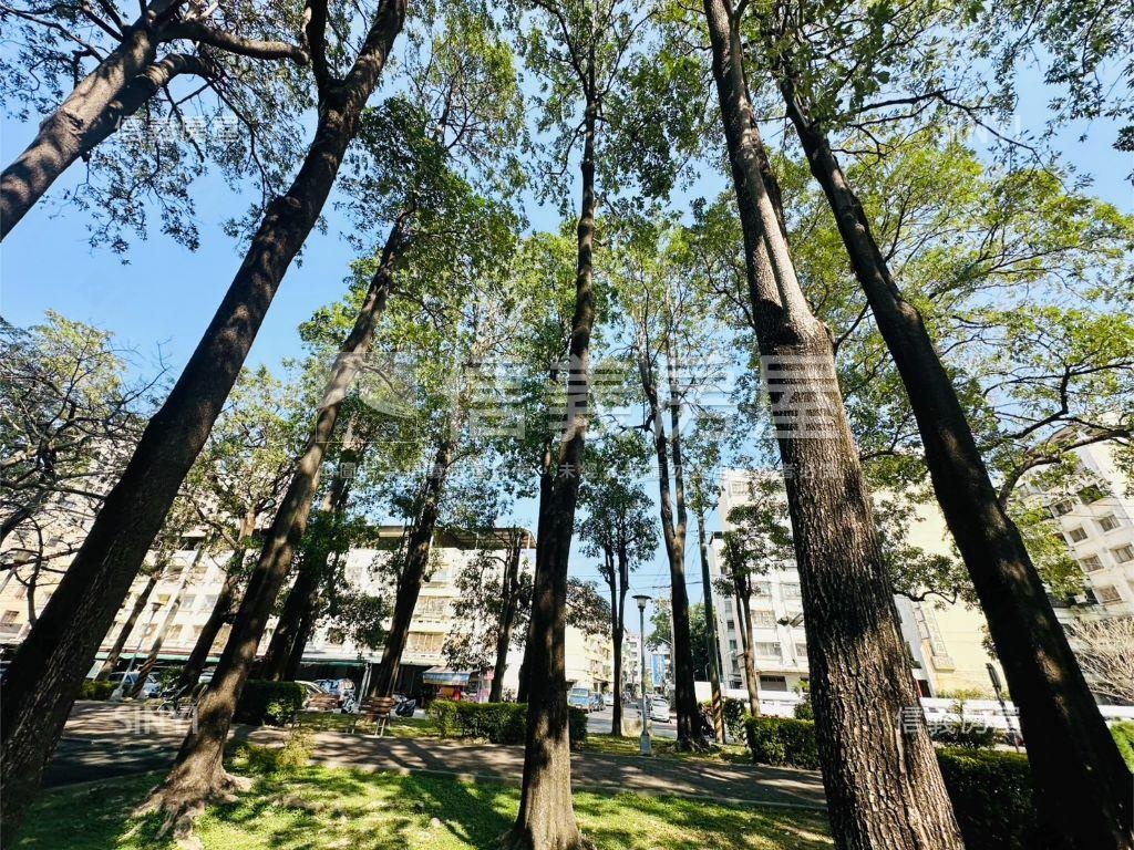 近健康公園大三房附車位房屋室內格局與周邊環境