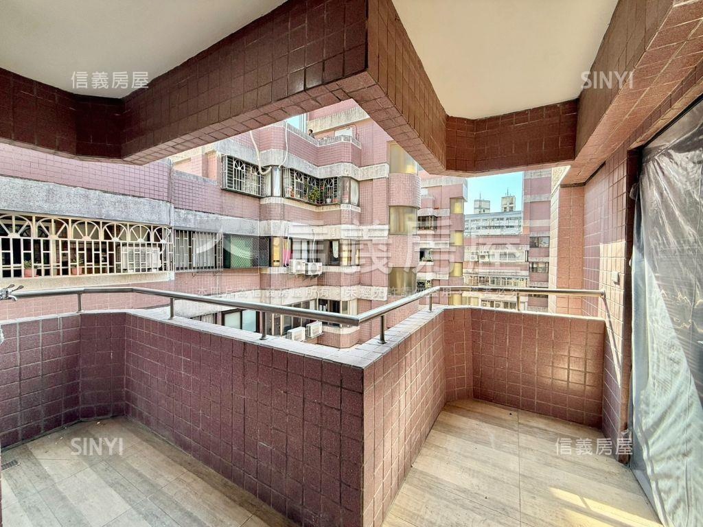 近捷運川普皇家三房車位Ｃ房屋室內格局與周邊環境