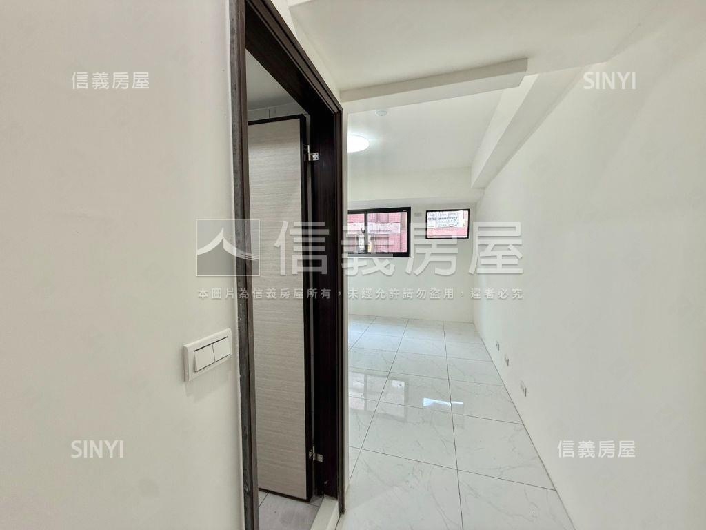 近捷運川普皇家三房車位Ｃ房屋室內格局與周邊環境