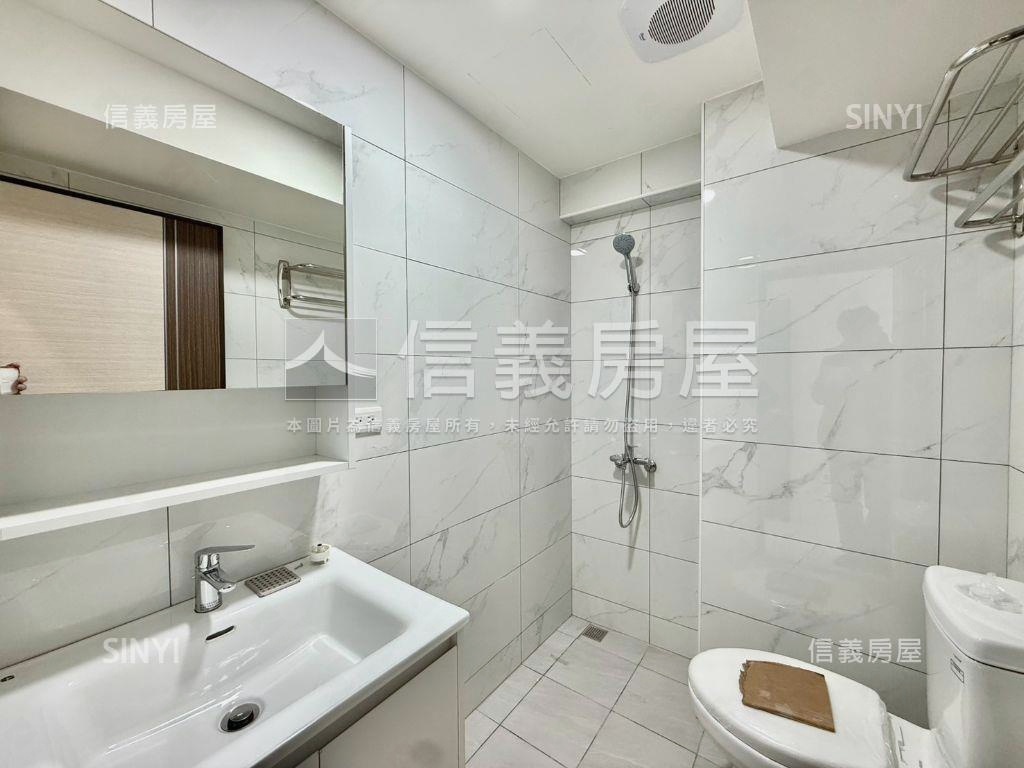 近捷運川普皇家三房車位Ｃ房屋室內格局與周邊環境