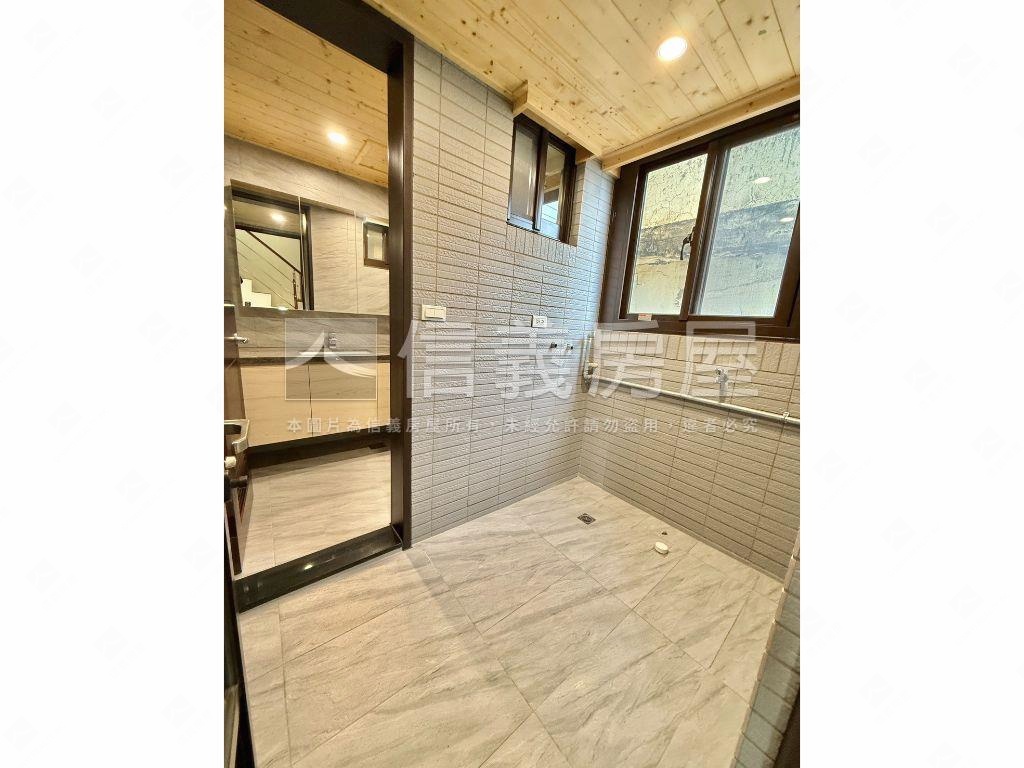 公園旁屋齡新美透天＃１房屋室內格局與周邊環境