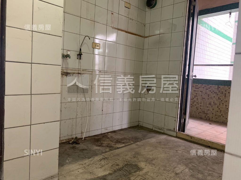 近展覽館三面採光百坪商辦房屋室內格局與周邊環境