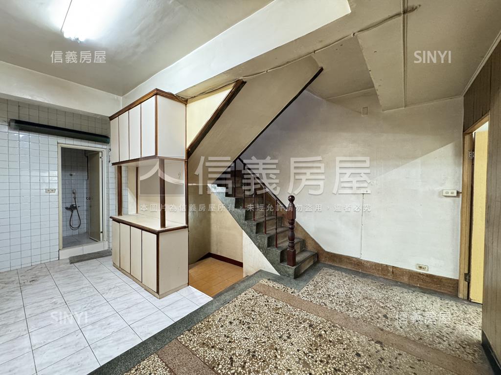 瑞隆８米正樓ＲＣ騎樓透天房屋室內格局與周邊環境